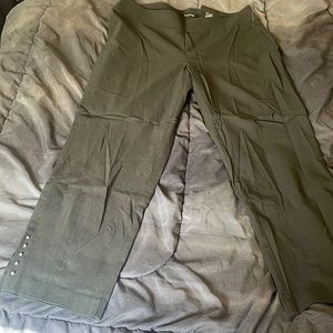 NWT Roz and Ali classic fit ankle length pants size 14W